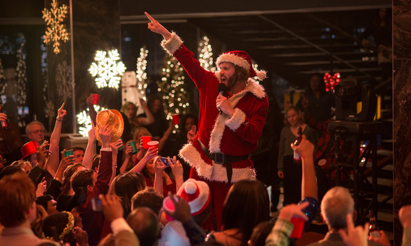 Diese Weihnachtsfeier muss ein Erfolg werden! Für den Abteilungsleiter Clay (T. J. Miller) steht sein Job auf dem Spiel.