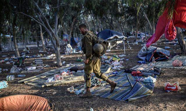 Mindestens 1300 Juden hat die Terrorgruppe Hamas am 7. Oktober abgeschlachtet und etwa 150 Geiseln nach Gaza verschleppt. Im Bild ein israelischer Soldat am Donnerstag auf dem Gelände eines Musikfestivals in der Nähe des Kibbutz Beeri, wo am Wochenende alleine 270 Menschen getötet worden sind. 