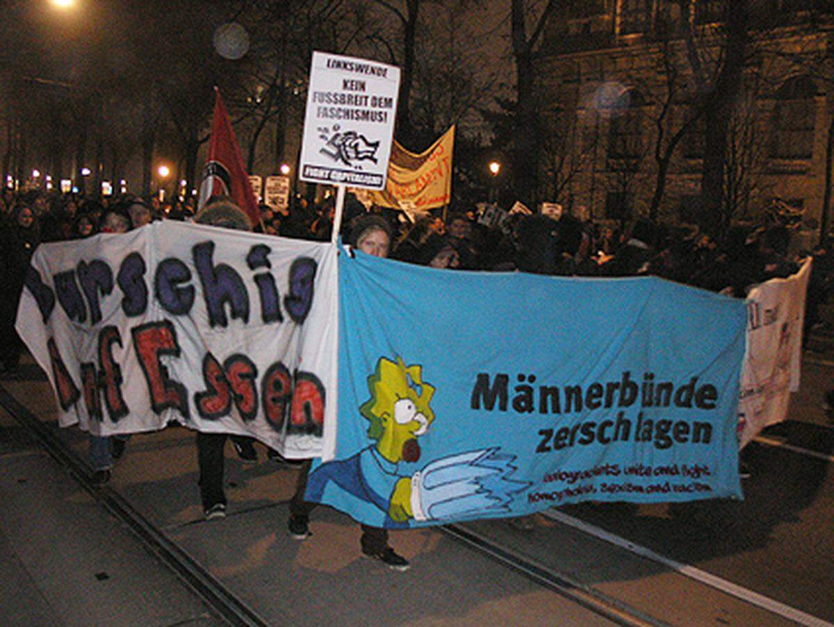 Rund 500 Personen haben laut Polizeiangaben am Ring gegen Faschismus demonstriert. Die Demonstranten trafen sich vor der Universität und zogen gegen 19 Uhr zur Hofburg.