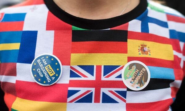 Ein Demonstrant wirbt gegen Zuwanderungsbeschränkungen.