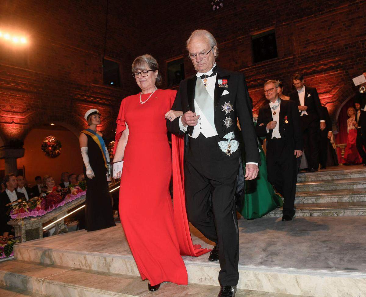 König Carl Gustaf neben Physik-Preisträgerin Donna Strickland.