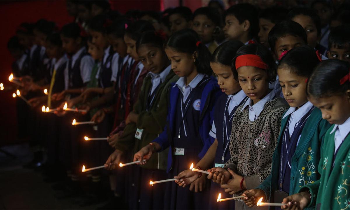 Auch indische Schulkinder bekundeten ihre Anteilnahme.