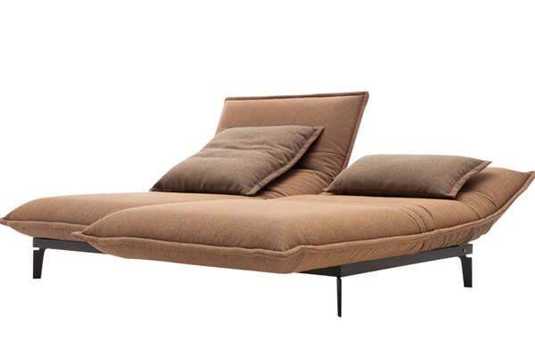  Das Sofa „Nova“ von Rolf Benz versucht Liegequalitäten ganz neu auszulegen. 