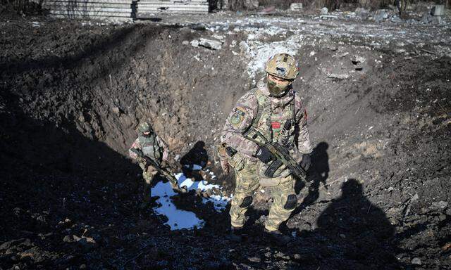 Soldaten der russischen 55. Gebirgs-Schützenbrigade in einem mächtigen Bombentrichter in der kürzlich nach zweijährigen Kämpfern eroberten Stadt Awdijiwka nahe Donezk. Diese Einheit stammt aus der Republik Tuwa in Südsibirien und zählt zur 41. Armee (HQ Nowosibirsk).