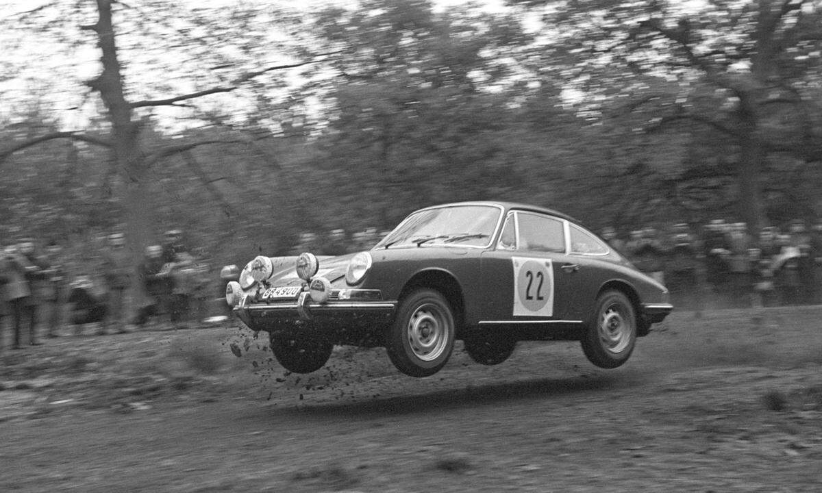 Auf dem Sprung – und schließlich ausgefallen: Der Schwede Bjorn „Walle“ Waldegard auf Porsche 911 T, RAC Rallye, 1968.