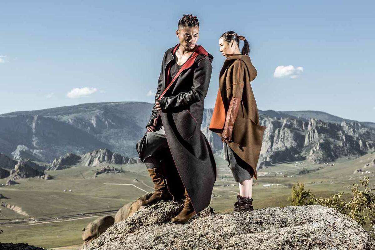 Der interkulturelle Austausch hat viele Facetten, auch Mode stellt einen wesentlichen Aspekt der Identität jedes Volkes dar. Im August 2015 reisten deshalb drei österreichische Designer zum Modeworkshop nach Ulan Bator in die Mongolei. 