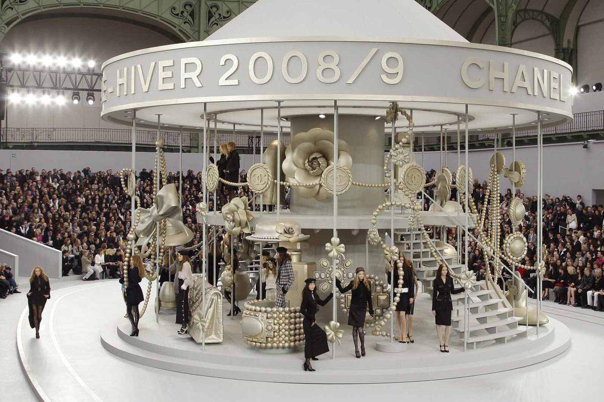 Die Herbst-/Winterkollektion 2008 präsentierte Chanel auf einem riesigen Karussell.