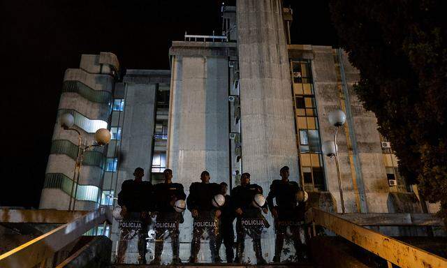 Polizei vor dem Staats-TV-Gebäude in Podgorica