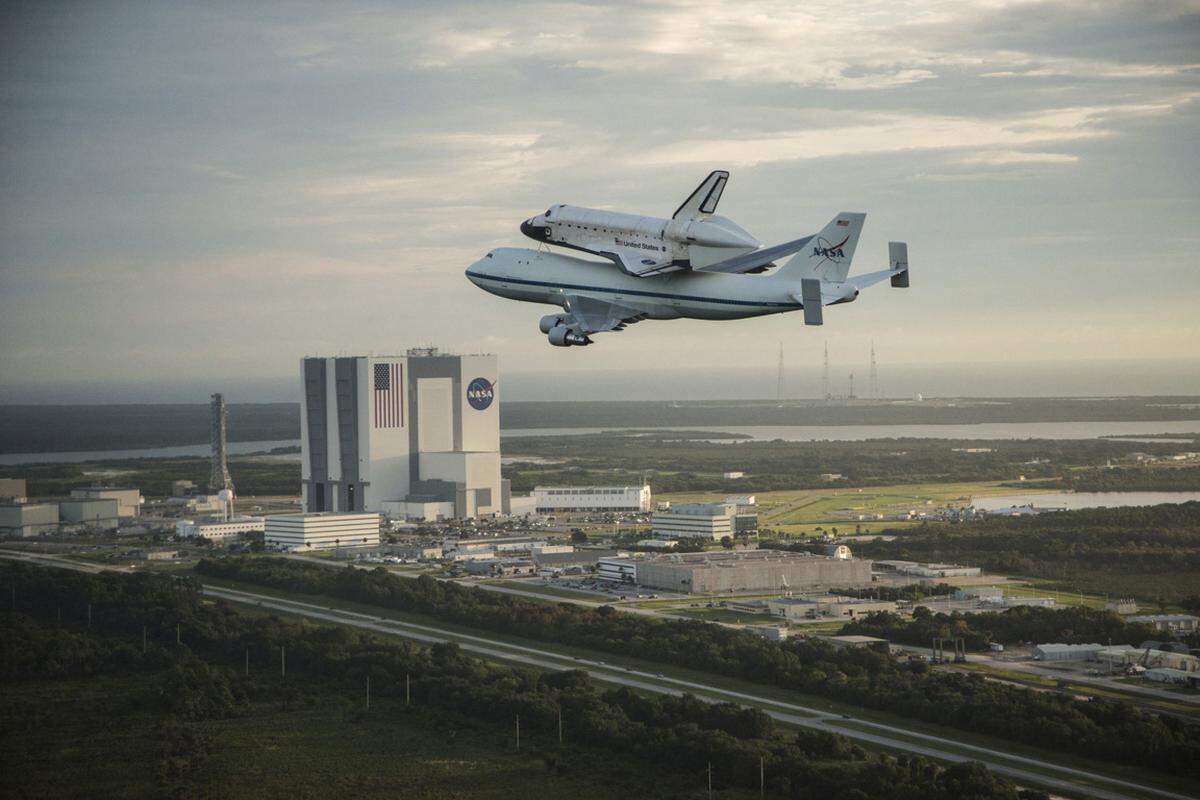 Das "Shuttle Carrier Aircraft" flog mit der "Endeavour" in geringer Höhe - mancherorts in nur 500 Metern - über zahlreiche Städte hinweg, ...