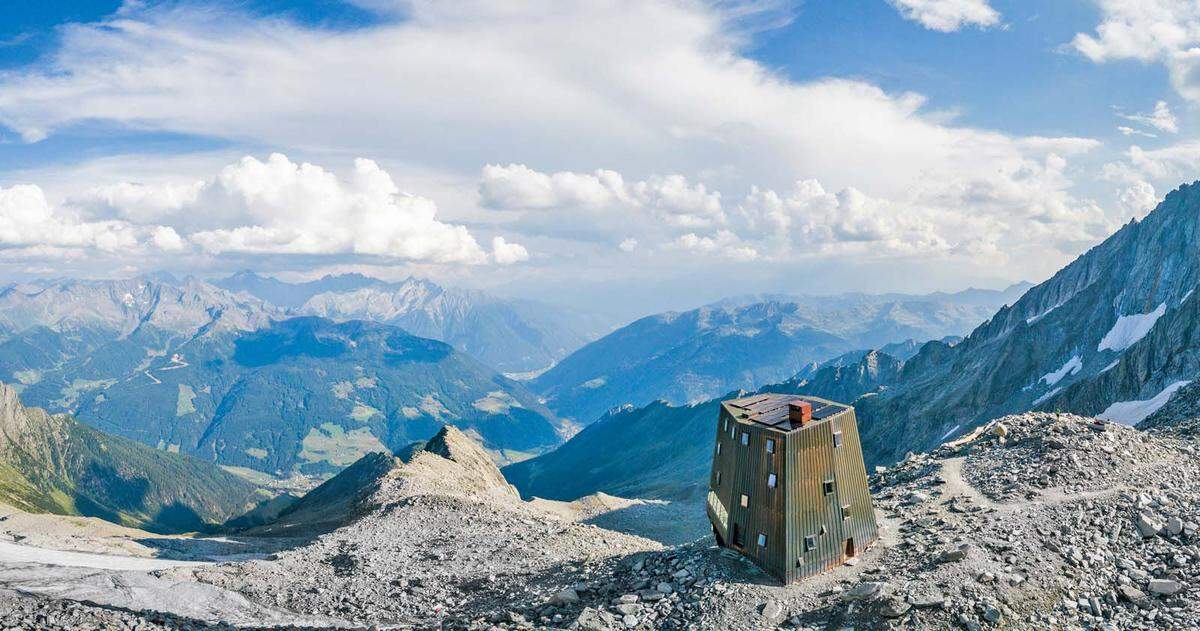 Hochalpin. Eine neue Hüttengeneration löst die traditionelle Architektur am Berg auch formal ab. Die neue Schwarzensteinhütte war eine echte Herausforderung: Sie liegt auf 3026 Metern. www.schwarzensteinhuette.com