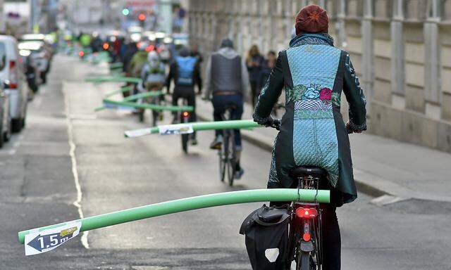 Aktion "Radfahren mit Poolnudeln" am Montag in Wien