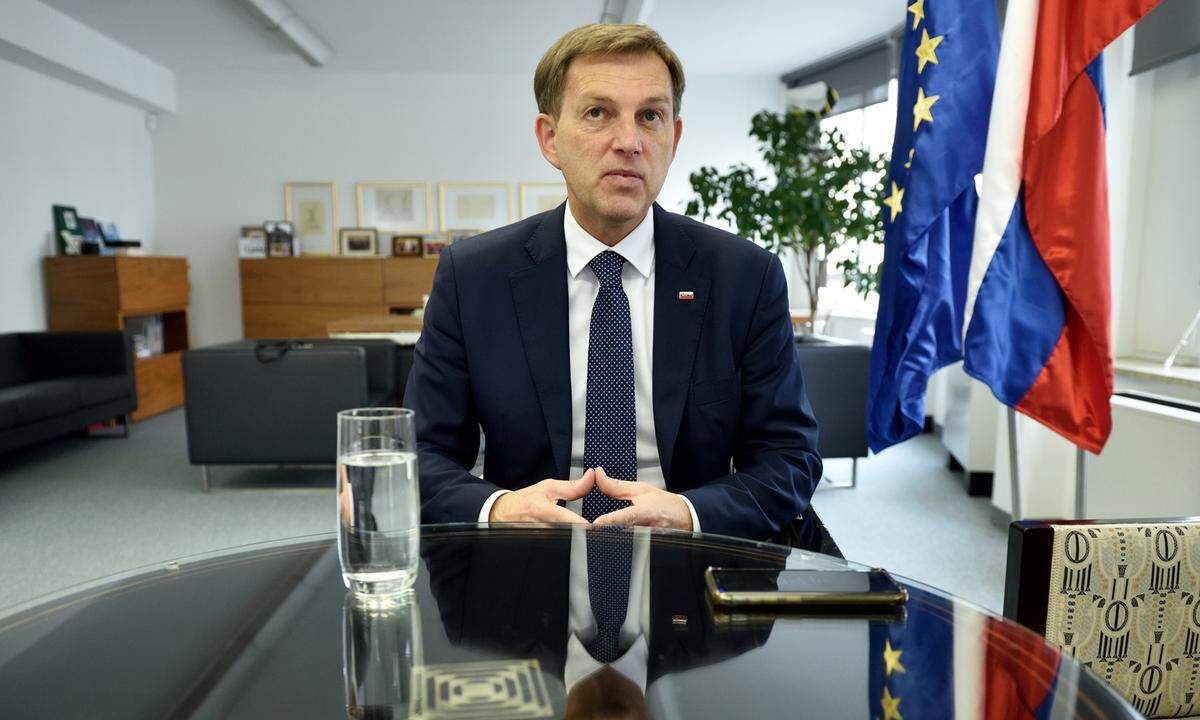 Außenminister Miro Cerar beim Interview in der slowenischen Botschaft in Wien.