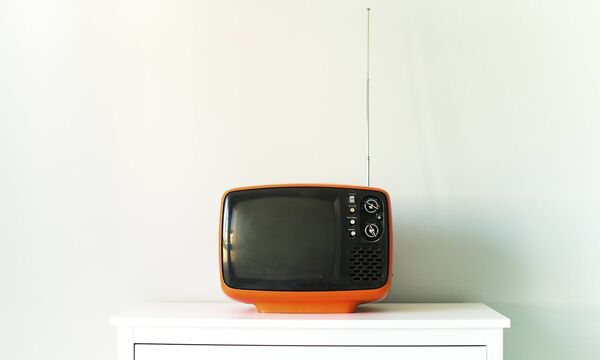 Old television on chest of drawers PUBLICATIONxINxGERxSUIxAUTxHUNxONLY JPF000055