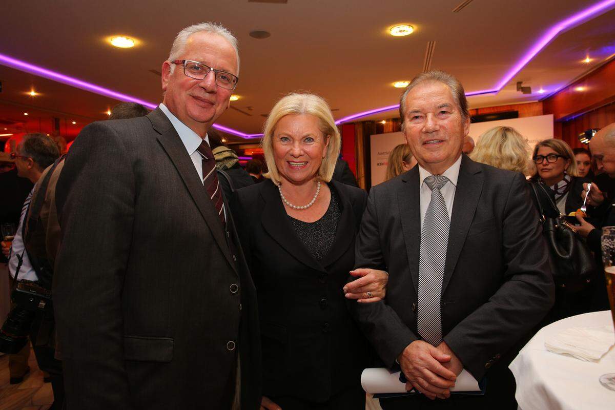 Landtagspräsident Reinhart Rohr(li.) mit Mediadent-Unternehmerpaar Heidelinde und Erwin Schautzer