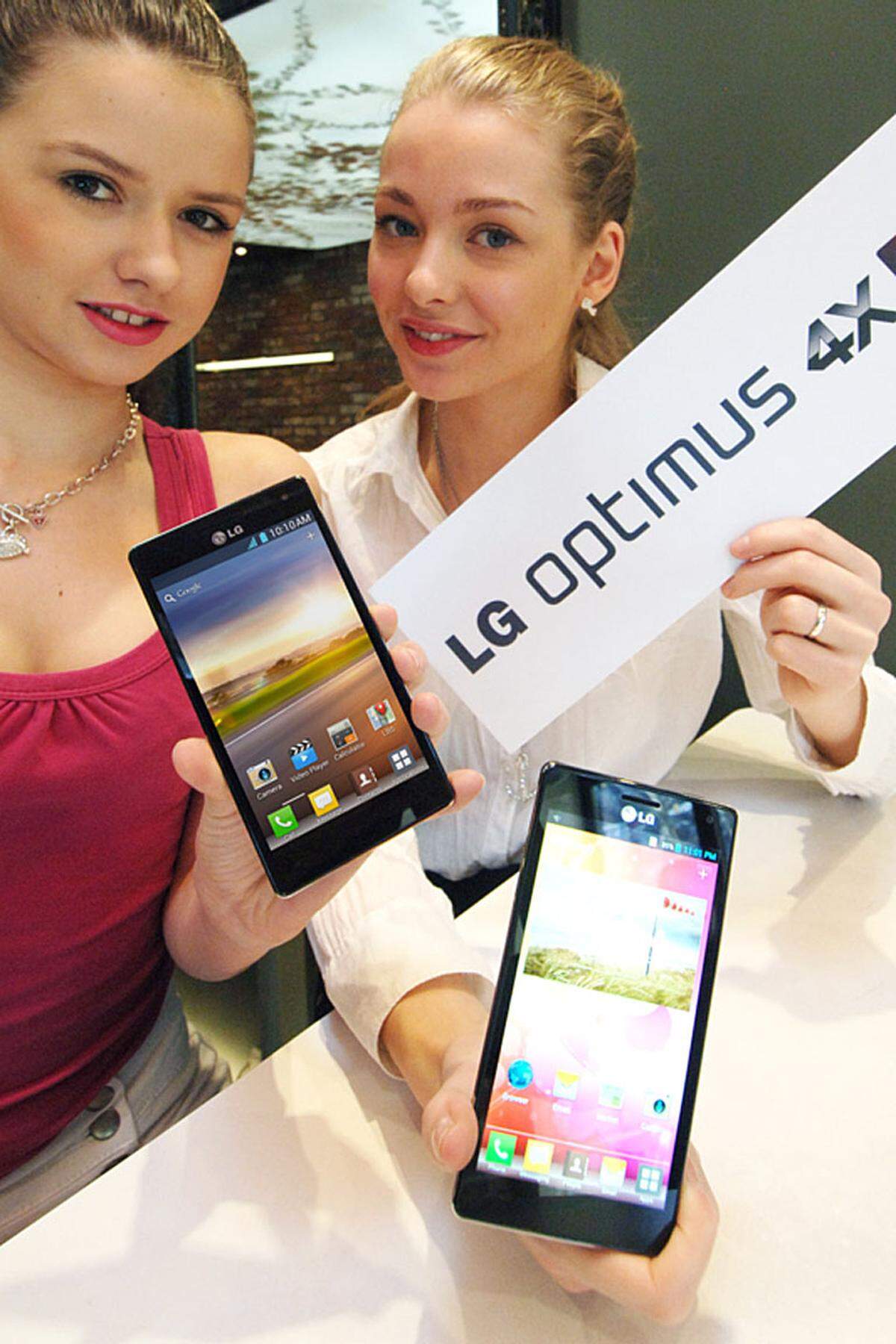 LG ist der erste Hersteller, der offiziell ein Quad-Core-Smartphone vorgestellt hat. Das Optimus 4X HD kommt mit einem 4,7-Zoll-Display mit einer Auflösung von 1280 x 720 Pixeln, Fotos können mit einer 8-Megapixel-Kamera geschoßen werden. Der Prozessor Tegra 3 ist darauf ausgelegt, trotz der vier Kerne nicht mehr Energie zu verbrauchen.