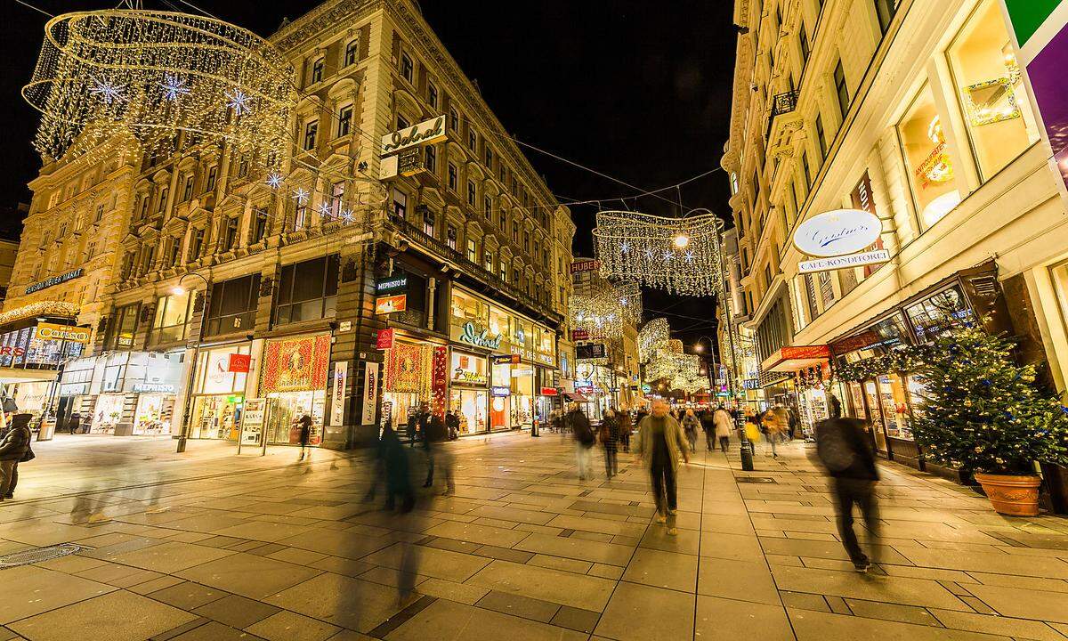 Als eine der größten Einkaufsstraßen der Inneren Stadt ist die Kärntner Straße auffällig beleuchtet.