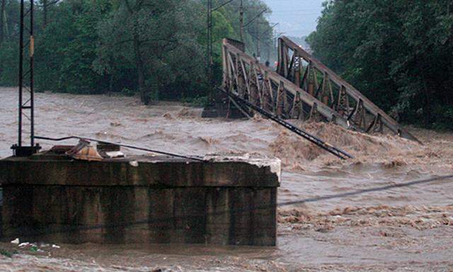 Der Fluss Poprad zerstörte eine Eisenbahnbrücke