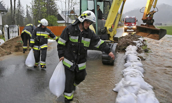 Noch immer müssen sich Bewohner mit Sandsäcken vor dem Wasser schützen.