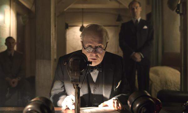 Er sieht ganz anders aus als Premierminister Winston Churchill. Gary Oldman spielte ihn mit künstlichem Wanst, begraben unter Bergen von Make-up, aber mimisch trotzdem ausdrucksstark. Was ihm für seine Rolle in dem Historiendrama "Die dunkelste Stunde" nun den Oscar einbrachte.