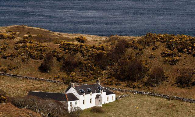 Blick auf die K�ste und ein abgelegenes Bauernhaus, ehemaliges Wohnhaus von George Orwell, wo er den Roman Neunzehn Vier