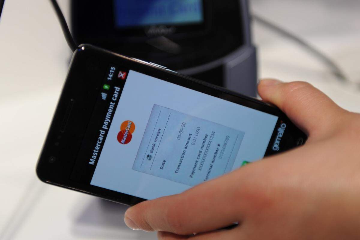 Mit Android 2.3 erhält auch Unterstützung für die Funktechnik NFC Einzug in die Smartphone-Welt. Beim Samsung-Stand gab es auch gleich erste Testumgebungen dafür auszuprobieren. So ließ sich etwa über eine App per Mastercard-Konto Geld abbuchen. Dazu hält man einfach das Gerät an die "Kassa" und die Ware wird bezahlt.