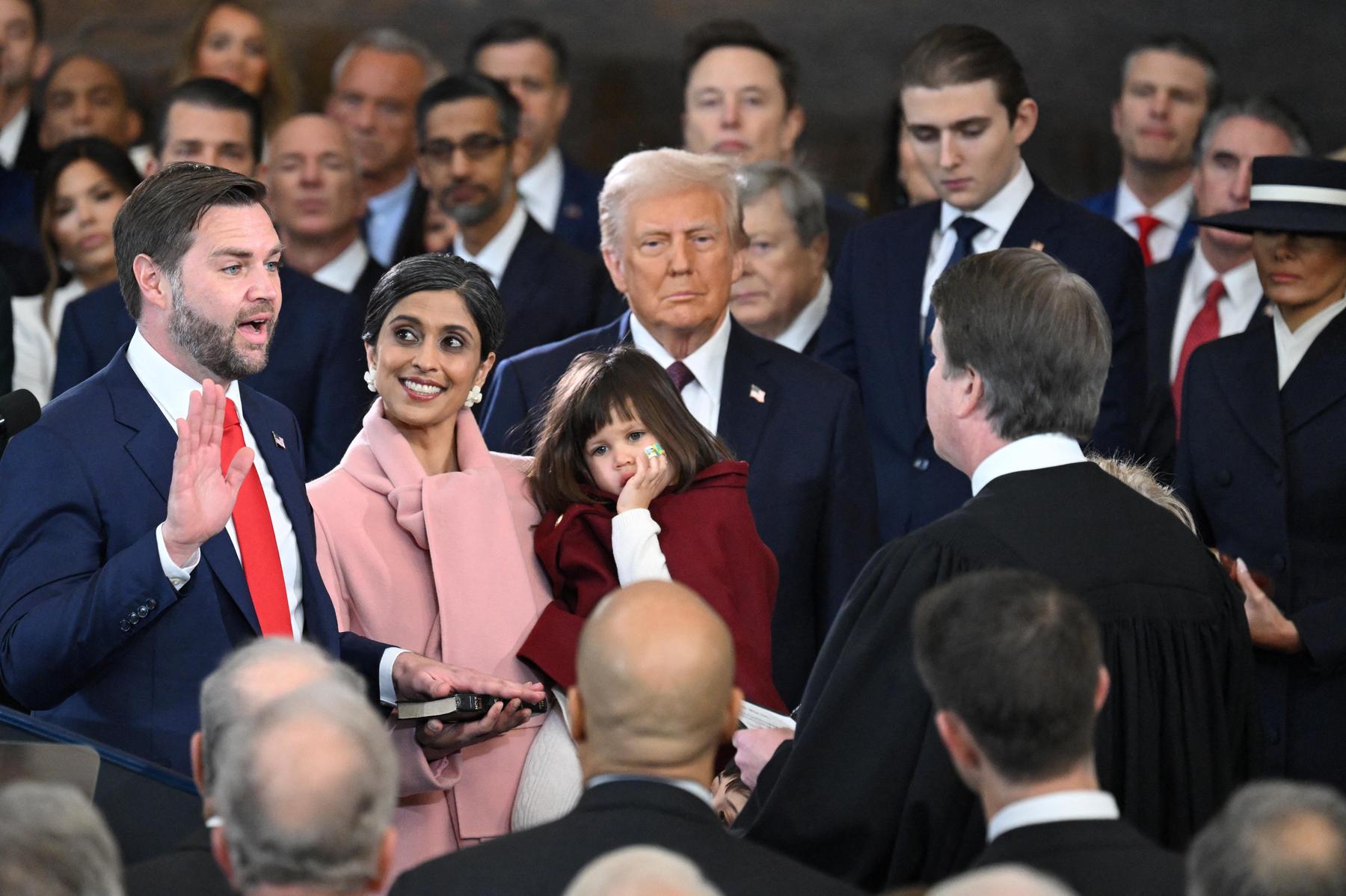 Erst wurde JD Vance als Vizepräsident angelobt. Für diese Minuten wurden auch seine drei Kinder in die Rotunde gebracht.