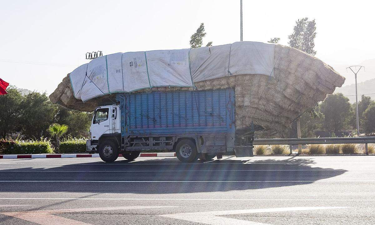 Unweit von Casablanca: Chaotischer Verkehr, originelle Transporte.