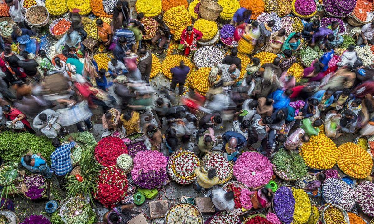 Der britische Fotograf Peter Wlmsley konnte mit einem Marktbild aus dem indischen Bengaluru überzeugen. Er nahm den chaotischen Blumenmarkt aus der Vogelperspektive auf.