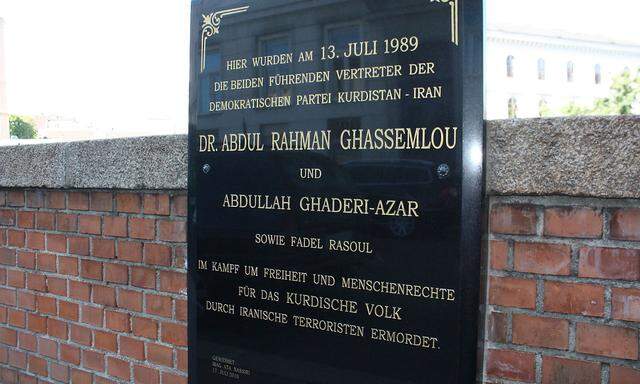 Gegenüber des Hauses in der Linken Bahngasse, in dem Ghassemlou ermordet wurde, steht heute eine Gedenktafel.
