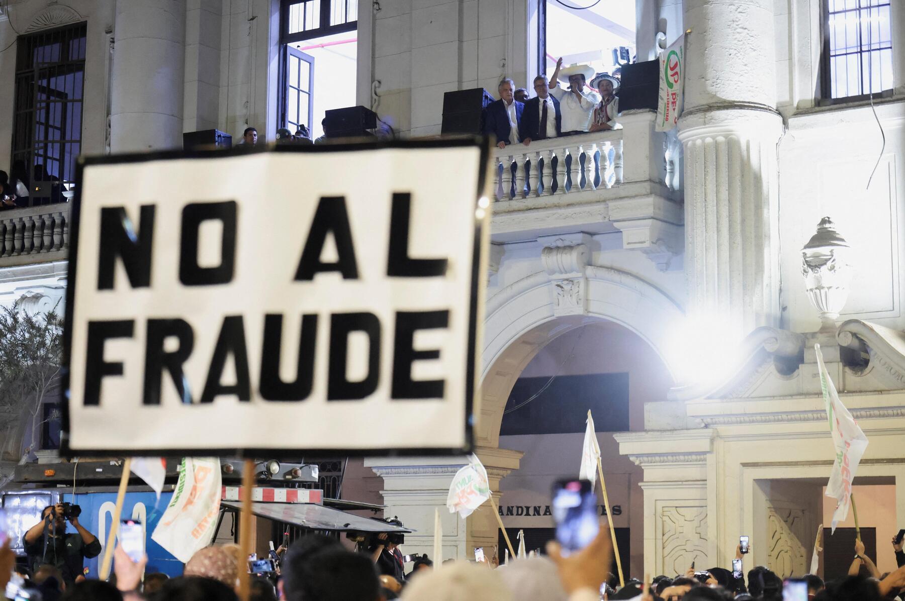 Unklares Wahlergebnis in Peru sorgt für Angst vor 