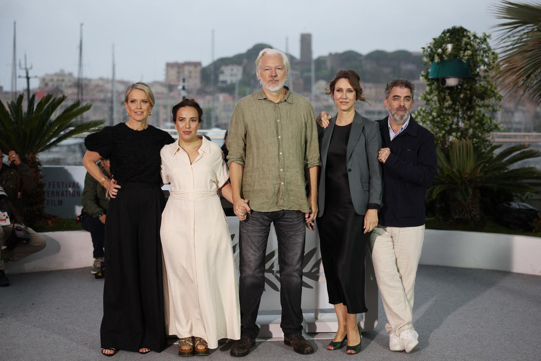 Wikileaks founder Assange on the red carpet in Cannes-DiePresse.com