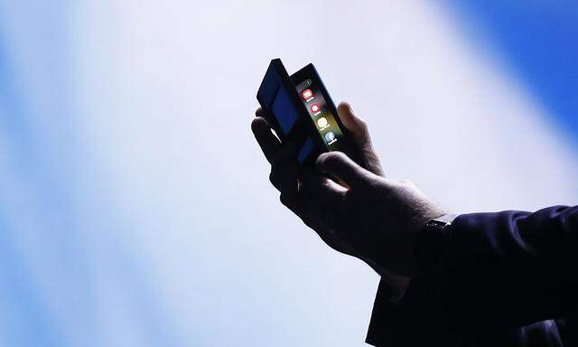 Justin Denison von Samsung zeigt sein erstes faltbares Device. 
