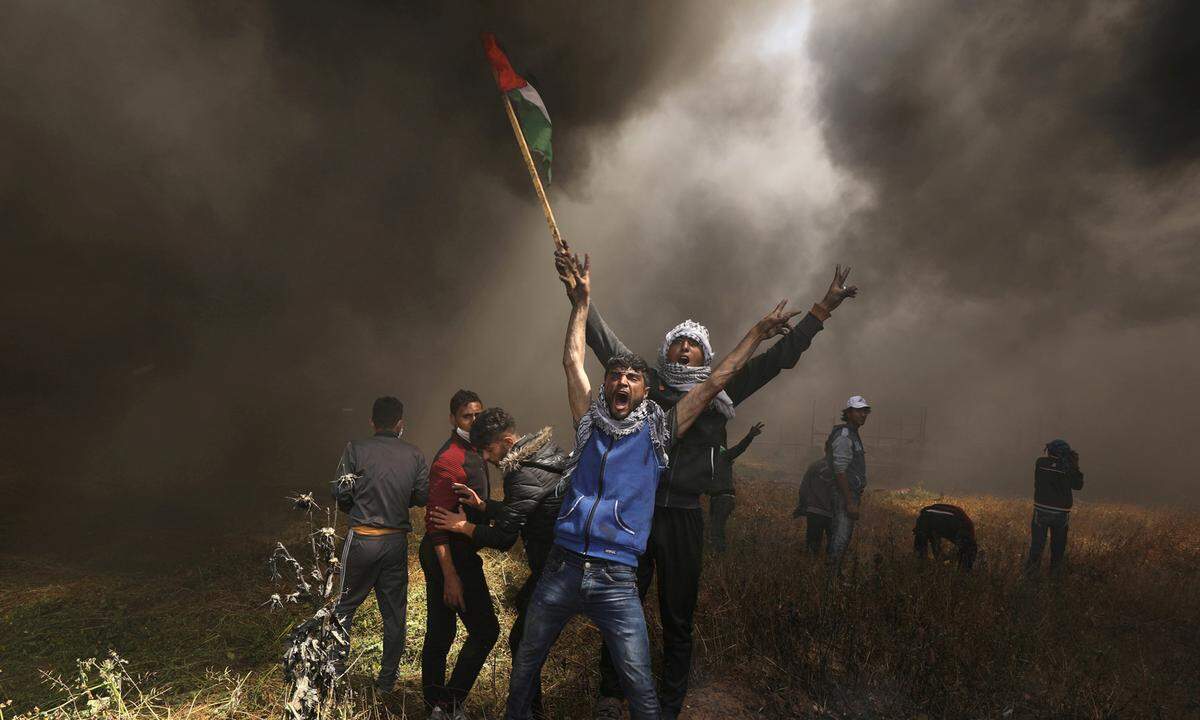 6. April. Für die Palästinenser im Gaza-Streifen war es ein verlustreiches Jahr: Mehr als 200 Menschen wurden bei den Protesten an der Grenze zu Israel getötet, mehr als 20.000 verletzt. Trotz des hohen Blutzolls ist aus dem Freitagsprotest so etwas wie Routine geworden. Die Demonstranten fordern eine Aufhebung der seit mehr als einem Jahrzehnt bestehenden Gaza-Blockade sowie eine Rückkehr palästinensischer Flüchtlinge in Gebiete, die heute zu Israel gehören.