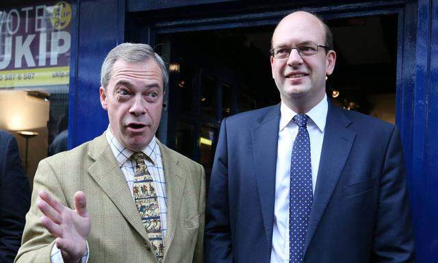 20 11 2014 Rochester United Kingdom UKIP leader Nigel Farage and UKIP candidate Mark Reckless o