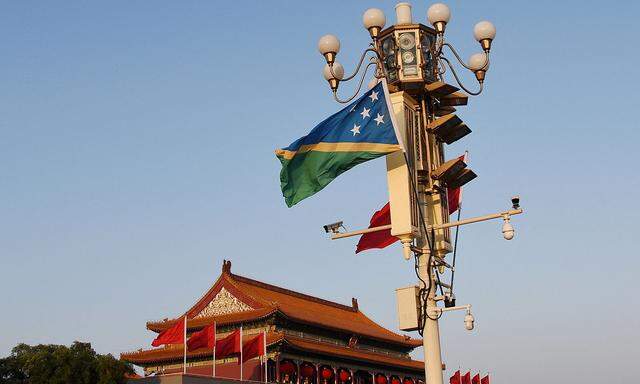 Archivbild: die Flagge der Salomonen weht auf dem Tian'anmen-Platz in Peking.