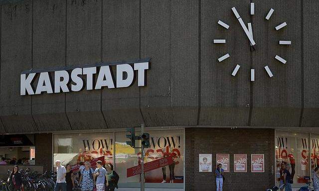 Die Zeit läuft. Die Zukunft der Kaufhauskette Karstadt ist unsicher.