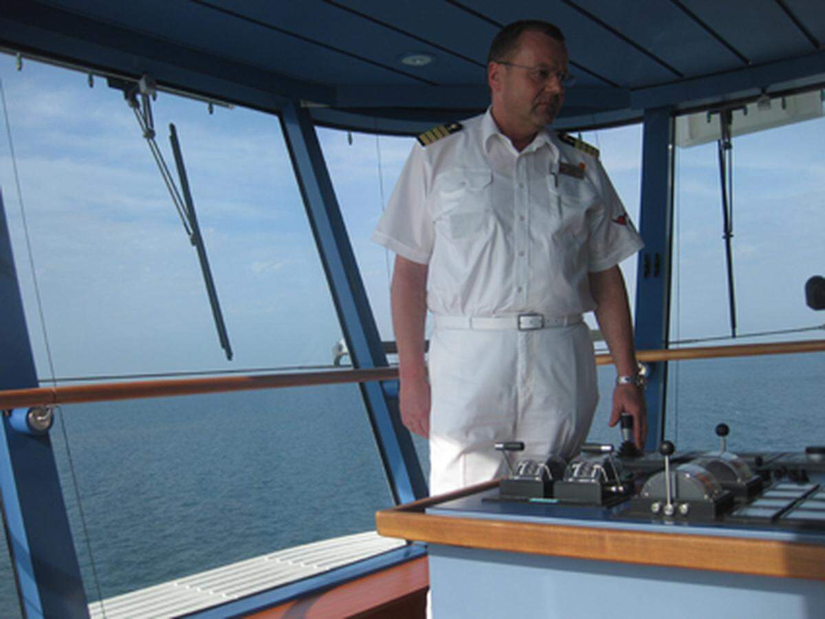 Das ist der Chef, Kapitän Przemyslaw Kurc, auf seiner Brücke: Der Mann mit der polnischen Herkunft hat schon viele Meere gesehen, lebt aber selbstverständlich in Österreich.