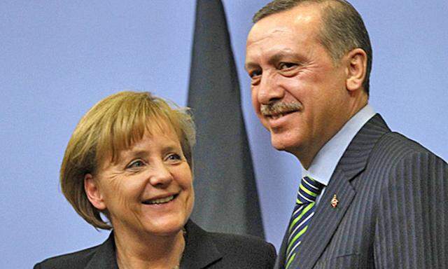 Merkel ueberreicht Erdogan Friedenstaube