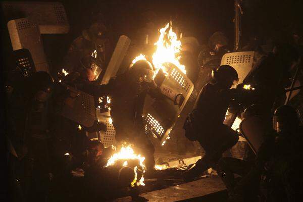 Einige Demonstranten setzten mit Molotowcocktails sechs Einsatzfahrzeuge der Polizei in Brand.