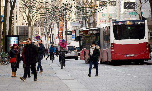 Wiener Laisser-faire trifft Kompromisskultur: Auf der Mariahilfer Straße nennt sich das Begegnungszone und beweist, dass es miteinander ja auch geht.