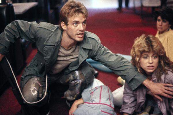 Der allererste "Terminator" lief im Oktober 1984 in den Kinos an. Regisseur James Cameron und seine damalige Partnerin Gale Ann Hurd schrieben die dystopische Geschichte über die von der Menschen erschaffene Bedrohung durch Roboter im Jahr 2029. Teil eins - noch mit bescheidenen finanziellen Mitteln produziert - überzeugte mit einer spannenden Story, Noir-Ästhetik und fantastischem Score von Brad Fiedel.Text: mtp