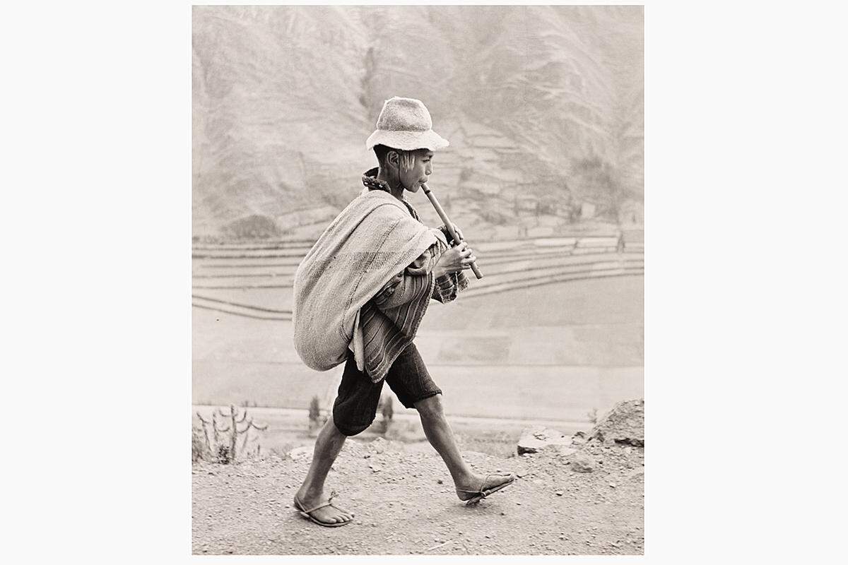 Auch Werner Bischof war kein langes Leben beschieden. Er stürzte 1954 am Peña de Aguila in den peruanischen Anden ab. Wenige Tage zuvor hatte er sein berühmtestes Foto geschossen: Es zeigt einen peruanischen Bub, der fröhlich am Abgrund entlang spaziert. Werner Bischof/Magnum Photos: In den Anden, Peru 1954