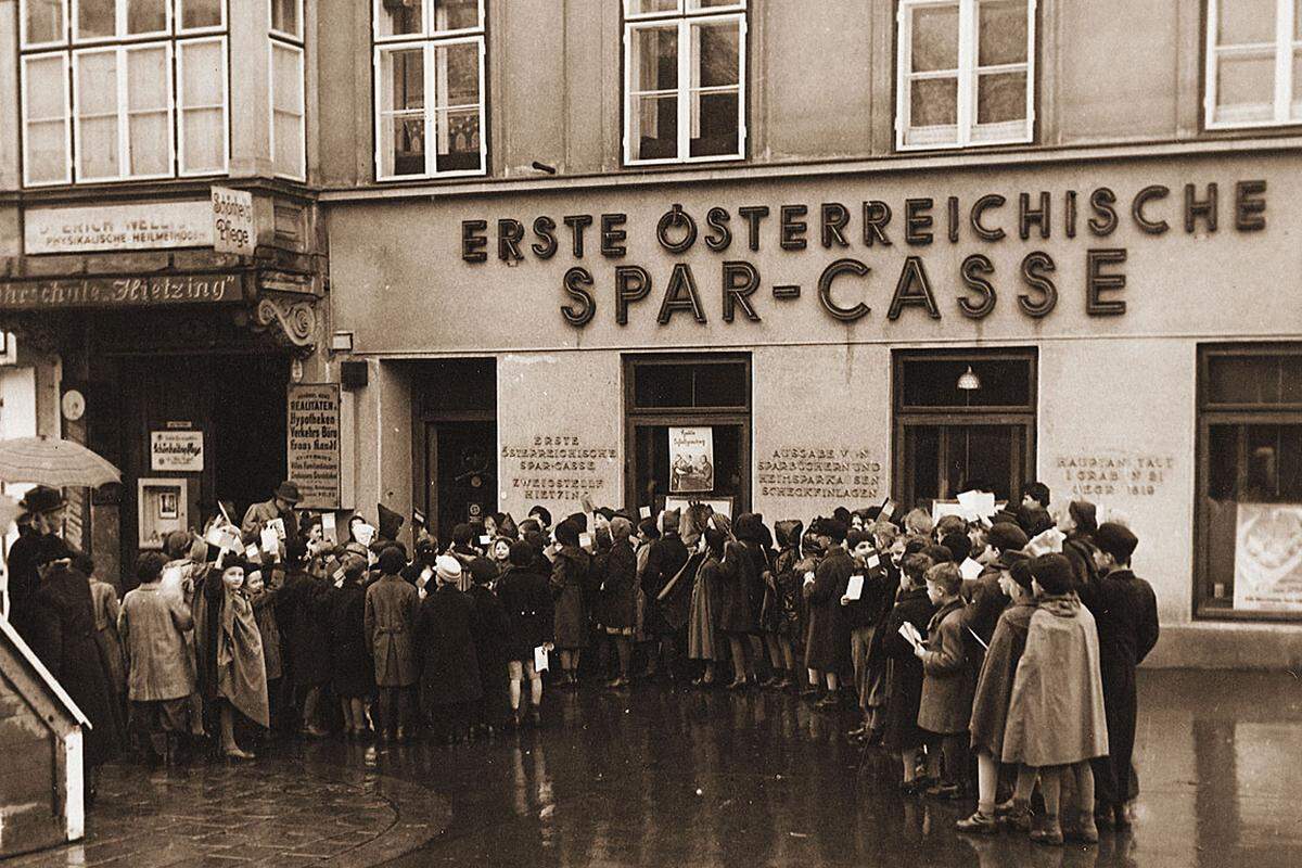 Auf eine nicht ganz so lange Geschichte blickt die Erste Bank, die älteste Bank Österreichs, zurück. Als "Erste österreichischen Spar-Casse" wurde sie vom Pfarrer der Leopoldskirche, Johann Baptist Weber, gegründet. Der Zweck: "Dem Fabrikarbeiter, dem Landmanne, oder sonst einer gewerbefleißigen und sparsamen [...] Person, die Mittel an die Hand zu geben, von ihrem mühsamen Erwerbe von Zeit zu Zeit ein kleines Capital zurückzulegen". Mittlerweile wurde das Betätigungsfeld deutlich ausgeweitet und die Erste ist die größte heimische Bank.