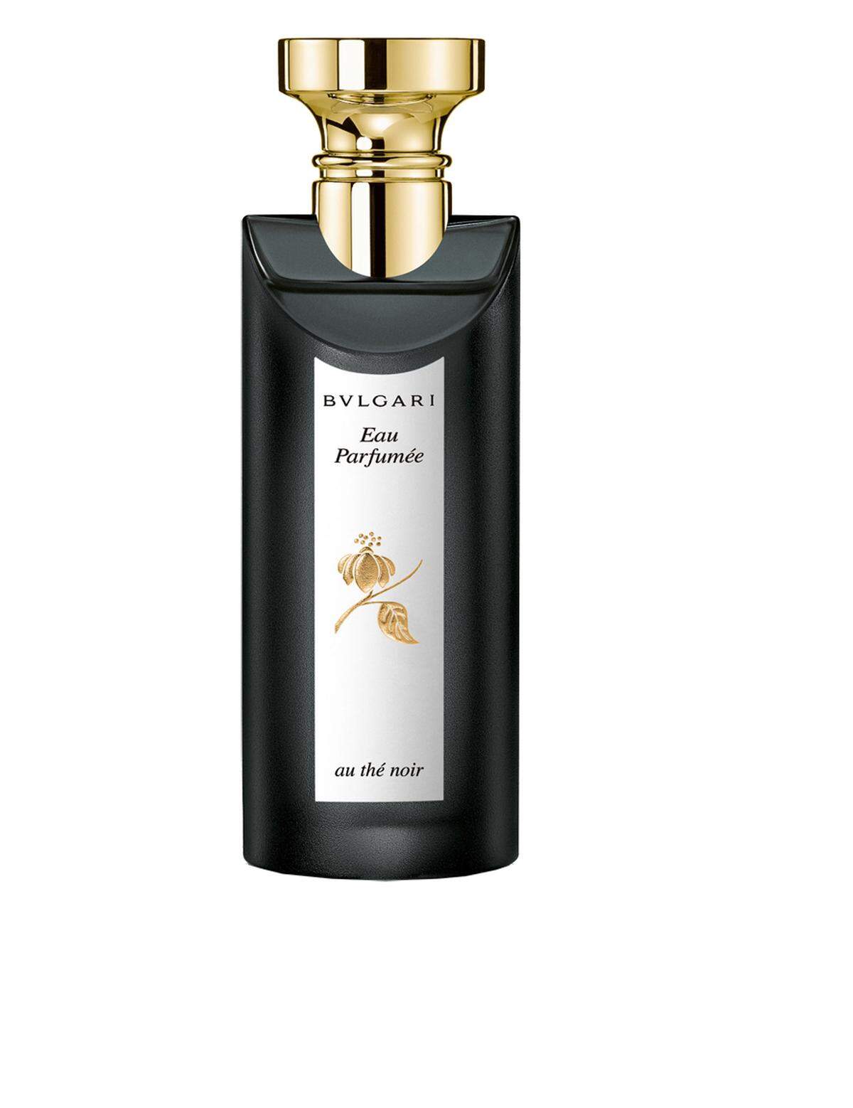 Tea-Time. Mit der "Eau parfum e au th noir" erweitert Bulgari seine Tee-Kollektion um eine fünfte Schattierung. Den Anfang machte die berühmte "Eau parfum e au th vert" von Jean-Claude Ellena in den Neunzigern, nun legt Jacques Cavallier diese Schwarzteekomposition nach: Sehr herb, fast eher von ledrigem, holzigem oder Tabakcharakter getragen, erinnert diese Eau parfum e an den markanten Gummi-Akkord von Bulgari Black. Vielleicht nicht jedermanns Sache, aber definitiv kein langweiliger Allerweltsduft.