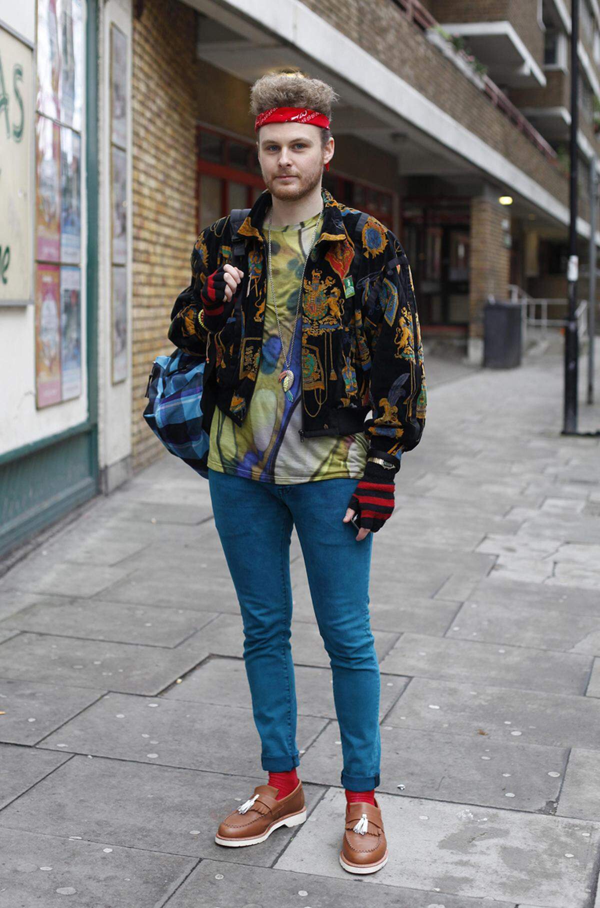 Mustermix, Skinny Jeans, Stirnband und Rucksack. Mode-Blooger Lee Dales nimmt auf den Straßen Londons wohl Anleihen aus der Hipstermode.