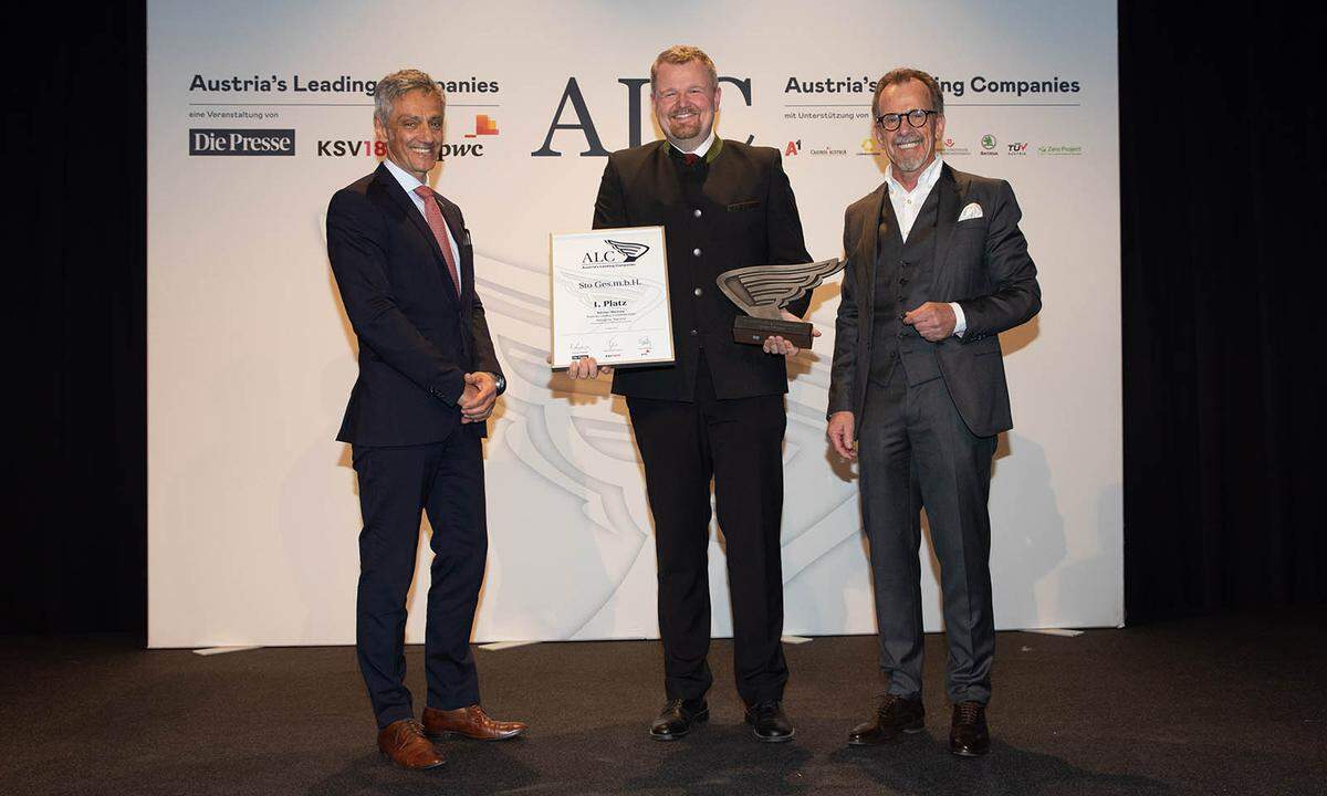 Auszeichnung Top-Großbetriebe, Kategorie National - 1. Platz für die Sto GmbH GmbH: KSV1870 Regionalleiter Süd, René Jonke (l.) und  Landtagsabgeordneter Herwig Seiser (r.) verleihen den ALC-Preis an Sto-Kundenmanagementleiter Bernd Lercher.