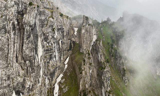 Der Kletterer absolvierte mit vier weiteren Alpinisten eine Abseilübung in der 40 Meter hohen Felswand.