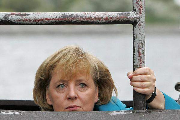 Die Krönung: Im Mai 2005 ist das rot-grüne Abenteuer in Berlin zu Ende – und Merkel am Ziel ihrer Träume: Die ewig Unterschätzte sitzt im Kanzleramt, als Regierungschefin einer Großen Koalition aus CDU/CSU und SPD.