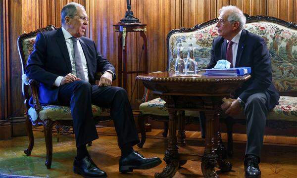 Josep Borrell mit Russlands Außenminister Sergej Lawrow.