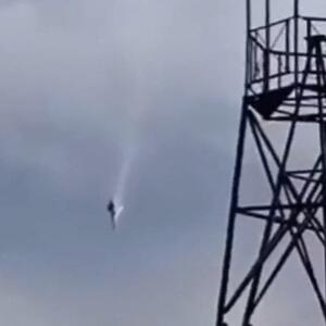 Screenshot eines auf dem Telegram-Kanal „Grey Zone“ veröffentlichten Videos, das angeblich den Absturz der Embraer-Maschine mit Prigoschin und Utkin an Bord zeigen soll.